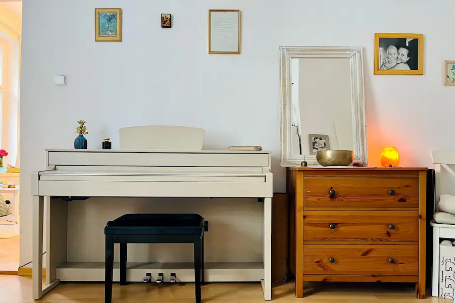 Příjemný interiér ateliéru pro lekce zpěvu a hlasový management nedaleko náměstí Jiřího z Poděbrad.